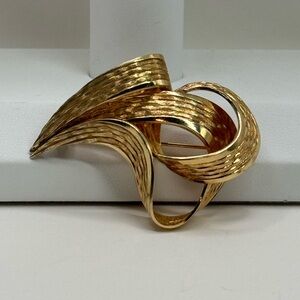 Vtg Metasco 18k RGP ribbon brooch